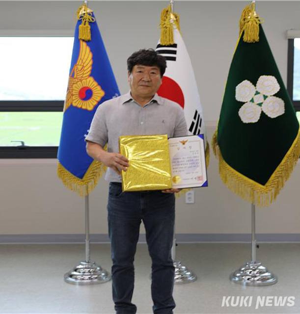 교통사고 화재 차량에서 운전자를 구조한 김경연(62)씨가 신안경찰서장 1호 감사장의 주인공이 됐다. 사진=신안경찰서