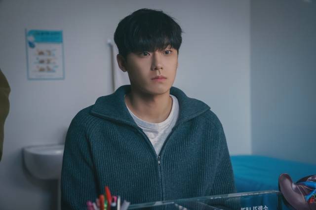 드라마 '나쁜엄마'에서 7세 지능으로 돌아간 검사 강호를 연기하고 있는 이도현. JTBC 제공