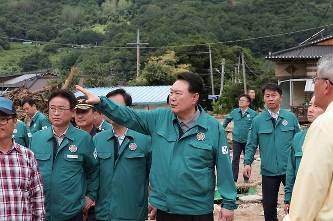 윤석열 대통령이 17일 경북 예천군 산사태 현장을 둘러보며 피해 상황을 점검하고 있다. (사진=대통령실 제공) /사진=뉴시스