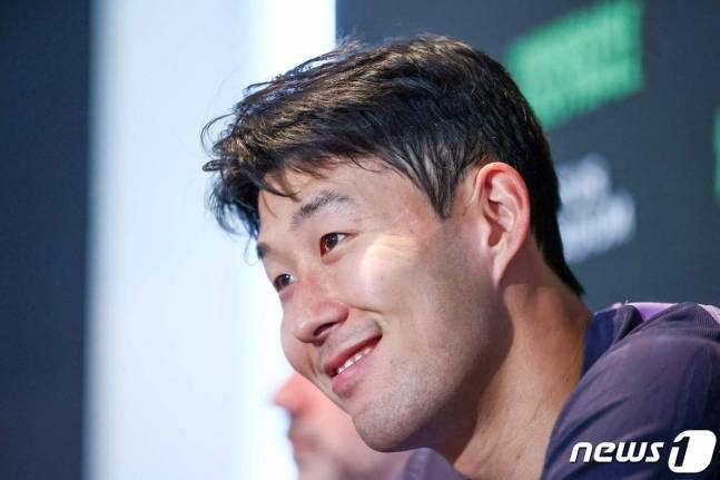 안제 포스테코글루 신임 토트넘 감독과 기자회견에 참석한 손흥민 / 사진=AFPBBNews=뉴스1