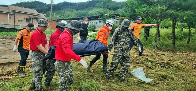 소방당국과 실종자 수색 지원에 나선 해병대가 실종자로 추정되는 여성의 시신을 수습하고 있다./사진제공=경북소방본부