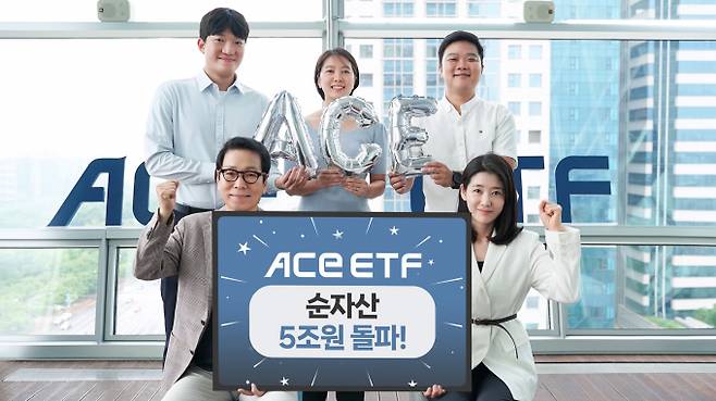 배재규 한국투자신탁운용 대표(앞줄 왼쪽)를 비롯한 임직원들이 ACE ETF 순자산액 5조원 돌파를 기념하고 있다./사진=한국투자신탁운용 제공