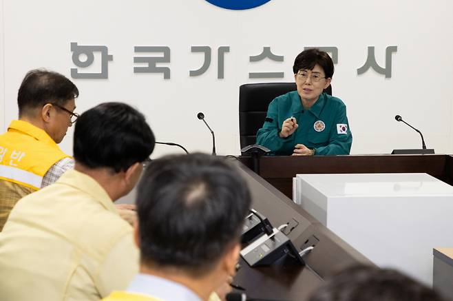 최연혜 한국가스공사 사장이 18일 대구 가스공사 본사 재난상황실에서 신속한 호우 상황대응을 주문하고 있다.[한국가스공사 제공]