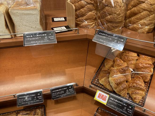 일본 후쿠오카현 후쿠오카시의 한 백화점 베이커리. 크루아상 한 개 가격은 141엔으로 1300원을 넘지 않는다. [독자 제공][독자 제공]