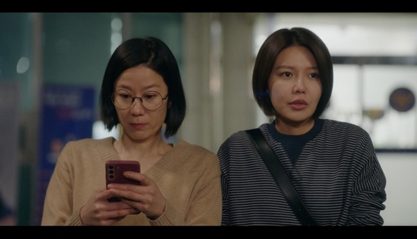 Hye-Jin Jeon and Choi Soo Young showed their mother and daughter chemistry.Eun-mi Kim (Hye-Jin Jeon) and kim jin-hee (Choi Soo Young) were the first to appear between a friend-like mother and daughter in the first episode of Jini TV Original, ENA  ⁇  Nam Nam Nam  ⁇  (playwright Min Seon Ae / Directed Lee Min Woo) .Eun-mi Kim kim jin-hee mother and daughter made their first appearance at the beach.Young Eun-mi Kim exchanged glances with young men in belly shirts and shorts, but they saw their young daughter kim jin-hee and went back.kim jin-hee showed a precocious look to keep her side until the end because mother-in-law Eun-mi Kim would hang out with men she did not know.Kim jin-hee, who grew up over time, was still standing by her mother-in-law, and kim jin-hee asked her daughter to go to our club or to be a nightclub.Kim jin-hee became a police officer, and Eun-mi Kim was an enthusiastic mother and physical therapist who saw her daughter being attacked on the street and grabbed her hair.Kim jin-hee was dismissed with an unfair stigma, and a full-scale conflict began.Kim jin-hee went down for only one year, and Ozai had no choice but to follow his bosss orders, and a bigger bomb was waiting for him in front of kim jin-hee.Kim jin-hee, who returned home early without notice, witnessed mother-in-law Eun-mi Kims masturbation.Eun-mi Kim said you were running late.Kim jin-hee refused to talk, saying that Kim jin-hee was wearing clothes and shouting, and Eun-mi Kim tried to change the atmosphere by saying, Do you want to make Chicken? Kim jin-hee refused to talk.Confused Kim jin-hee met Friend Im Tae-kyung and said, Have you ever seen your mother masturbate? You can go out and meet a man. Why do you masturbate at that age?Is not it too strange? What would you do if you were in my position? Should I buy you a balloon? Im Tae-kyung did not know what to do.In the meantime, kim jin-hee looked back at the life of mother-in-law Eun-mi Kim. Kim jin-hee said, My mother had sex with my brother and had sex with me.It is a common story that the damn boy is transferred and the girl is left alone. Since then, I have never had anyone other than me as my mothers housemate.  Why did you live like that? 