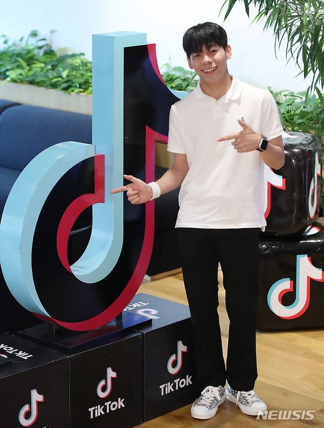 [서울=뉴시스] 조수정 기자 = 틱톡커 주한띠가 10일 서울 강남구 틱톡코리아에서 뉴시스와 인터뷰에 앞서 포즈를 취하고 있다. 2023.07.18. chocrystal@newsis.com