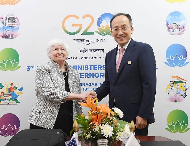 [서울=뉴시스] G20 재무장관 중앙은행총재 회의 참석차 인도 간디나가르를 방문중인 추경호 부총리 겸 기획재정부 장관이 17일(현지시간) 마하트마 만디르 컨벤션센터(MMCC)에서 재닛 옐런 미국 재무장관과 양자회담에 앞서 악수하며 기념사진을 찍고 있다. (사진=기획재정부 제공) 2023.07.18. photo@newsis.com *재판매 및 DB 금지