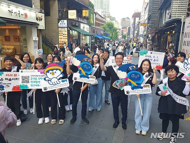 [서울=뉴시스] 전남국제비엔날레사무국은 20일 서울 인사동과 대학로 마로니에공원 일원에서 '2023 전남국제수묵비엔날레' 성공 개최를 위한 서울지역 분위기 고조 행사를 개최했다. (사진=전남도 제공) 2023.05.20. photo@newsis.com