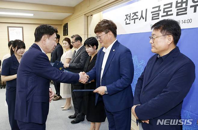 [전주=뉴시스]윤난슬 기자 = 전북 전주시는 국제교류 활성화 등을 이끌며 전주를 세계적인 도시로 만들어 갈 '전주시 글로벌위원회'가 출범했다고 18일 밝혔다.2023.07.18.