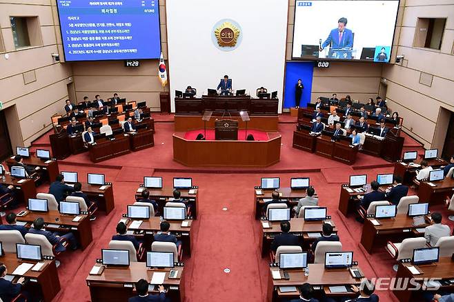 [창원=뉴시스] 홍정명 기자=18일 오후 경남도의회 제406회 임시회 제2차 본회의가 열리고 있다.(사진=경남도의회 제공) 2023.07.18. photo@newsis.com