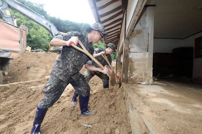 [서울=뉴시스] 육군은 17일 호우피해 복구작전 관련 사진을 공개했다. 사진은 2신속대응사단 장병들이 집중호우 피해를 입은 경북 영주시 갈산리 일대 주택과 도로 인근 토사유실 복구 작업을 하는 모습. (사진=육군 제공) 2023.07.17. photo@newsis.com *재판매 및 DB 금지