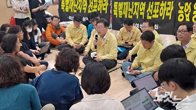 18일 이재명 더불어민주당 대표가 전북 익산시 망성면 성북초등학교 체육관에서 수재민과 간담회를 갖고 있다. 김용완 기자