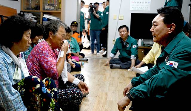 윤석열 대통령이 17일 경북 예천군 감천면 벌방리 산사태 피해 지역을 찾아 주민들을 위로하고 있다. 집이 떠내려가거나 무너지는 변을 당한 이재민 50여명은 마을 경로당에 마련된 임시 거주시설에서 지내고 있다. 대통령실