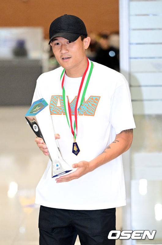 [OSEN=인천공항, 최규한 기자] ‘세리에A 올해의 수비수상’을 받은 김민재(27, 나폴리)가 시즌을 마치고 6일 오후 인천공항을 통해 귀국했다.터키 명문 페네르바체서 나폴리로 이적한 김민재는 빅리그에서 단 1년 만에 유럽최고 수비수로 우뚝섰다. 세리에A 마저 정복한 김민재는 이제 맨체스터 유나이티드, 리버풀, PSG 등 빅클럽들의 이적제의를 받고 있다.이날 귀국한 김민재는 3주간의 기초군사훈련 소화를 위해 오는 15일 훈련소에 입소할 예정이다. 따라서 김민재는 6월 대표팀의 평가전에서는 뛸 수 없다.김민재가 귀국하며 팬들과 취재진을 향해 인사하고 있다. 2023.06.06 / dreamer@osen.co.kr
