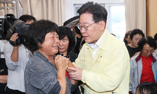 더불어민주당 이재명 대표(오른쪽)가 18일 전북 익산 망성면 성북초등학교를 찾아 수재민을 위로하고 있다. 이날 이 대표는 “특별재난지역 선포를 요청하고 정부가 이를 수용할 수 있도록 최선을 다할 것”이라고 말했다. 익산=연합뉴스