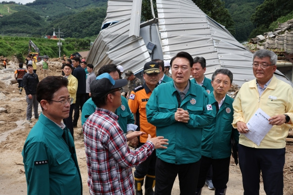 윤석열 대통령, 경북 예천 산사태 현장 방문 - 윤석열 대통령이 17일 경북 예천군 감천면 벌방리를 찾아 산사태 피해 현황에 대한 설명을 듣고 있다.  2023.7.17  연합뉴스