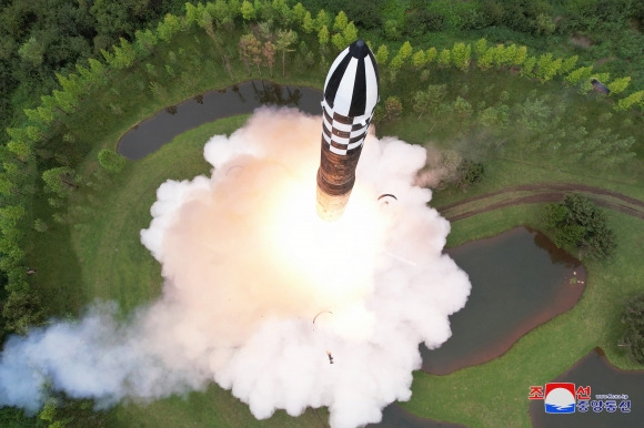 북 “어제 ICBM ‘화성-18형’ 시험발사”…김정은 현지지도 - 북한이 12일 김정은 국무위원장이 참석한 가운데 신형 고체연료 대륙간탄도미사일(ICBM) 화성-18형의 시험발사를 감행했다고 13일 조선중앙통신이 보도했다. 북한이 화성-18형을 시험발사한 것은 지난 4월에 이어 두 번째다. 2023.7.13 조선중앙통신