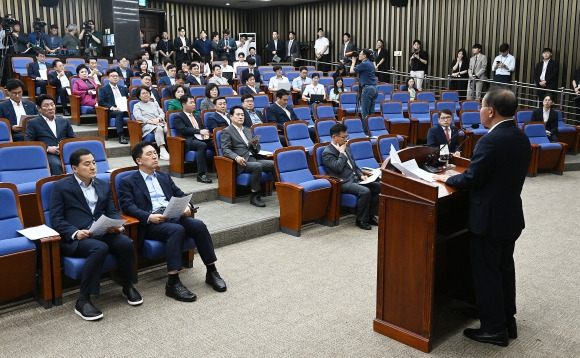 윤재옥 국민의힘 원내대표가 18일 서울 여의도 국회에서 열린 의원총회에 참석해 모두발언을 하고 있다. 2023.7.18 오장환 기자