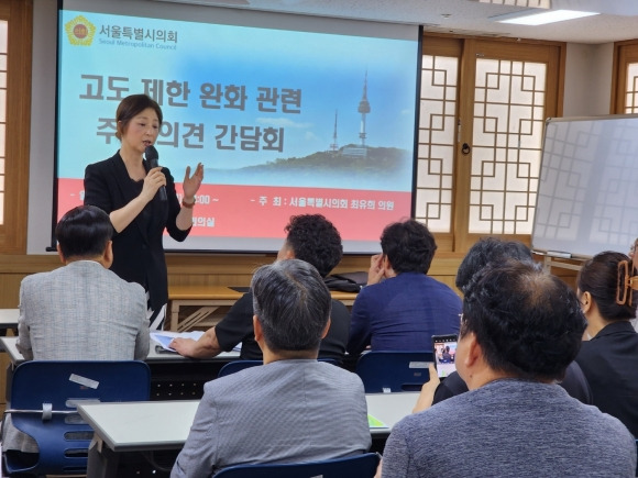 지난 17일 ‘고도 제한 완화 관련 주민 의견 간담회’에서 최유희 의원이 질의응답 시간을 가졌다.