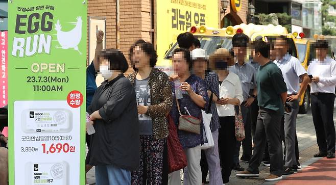 물가가 꺾였다곤 하지만 생활물가는 여전히 감당하기 힘든 수준을 유지하고 있다. 사진은 가격이 치솟은 달걀을 사기 위해 모여든 소비자들. [사진=뉴시스]