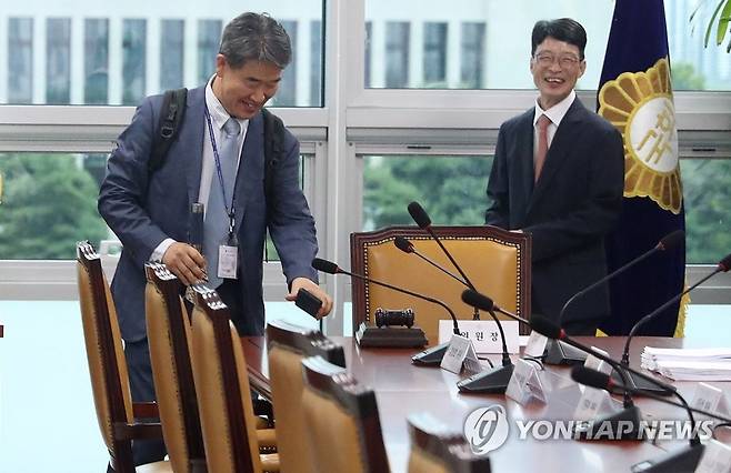 국회 윤리자문위, 김남국 의원 징계안 심사 (서울=연합뉴스) 한상균 기자 = 유재풍 국회 윤리특별위원회 윤리심사자문위원장이 26일 국회에서 열린 자문위 회의에 참석하고 있다. 자문위는 거액의 가상자산·거래 논란으로 더불어민주당을 탈당한 김남국 의원의 징계안을 심사한다. 2023.6.26 [공동취재] xyz@yna.co.kr