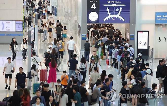 북적이는 인천국제공항 제1여객터미널 출국장 [연합뉴스 자료사진]