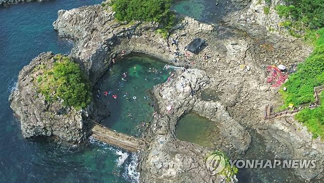 스노클링 천국 황우지해안 (서귀포=연합뉴스) 박지호 기자 = 18일 오전 제주 서귀포시 황우지해안을 찾은 피서객이 스노클링을 즐기고 있다. 2022.8.18 jihopark@yna.co.kr