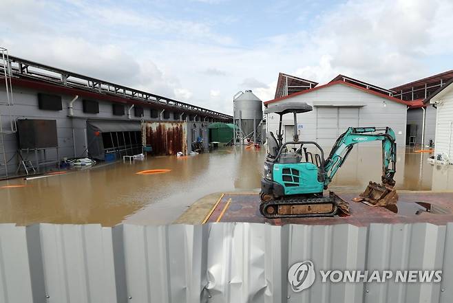 물에 잠긴 양계장 (논산=연합뉴스) 김준범 기자 = 나흘간 이어진 호우로 논산천 제방이 붕괴되어 물에 잠긴 충남 논산시 성동면 원봉리 한 양계장의 16일 오후 모습. 2023.7.16 psykims@yna.co.kr