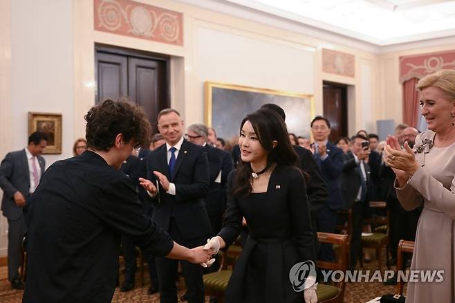 피아노 연주자와 인사하는 김건희 여사 (바르샤바=연합뉴스) 임헌정 기자 = 윤석열 대통령과 폴란드를 공식 방문 중인 김건희 여사가 13일(현지시간) 바르샤바 대통령궁에서 열린 공식 만찬에서 안제이 피아노 연주자와 인사를 나누고 있다. 2023.7.14 [공동취재] kane@yna.co.kr