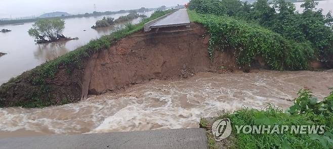 충남 논산 논산천 제방 붕괴 (논산=연합뉴스) 나흘간 내리고 있는 극한 호우의 영향으로 16일 오전 충남 논산시 성동면 원봉리 논산천 제방 일부가 무너져 있다. 2023.7.16 [충남 논산시청 제공. 재판매 및 DB 금지] coolee@yna.co.kr