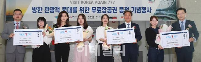 18일 인천공항 제1여객터미널에서 김태호 호텔신라 부사장(맨 왼쪽), 이부진 한국방문의해위원회 위원장(왼쪽 세번째), 이학재 인천국제공항공사 사장(오른쪽 세번째), 김이배 제주항공 대표이사(맨 오른쪽)가 외국인 관광객에게 무료 항공권을 증정한 후 기념사진을 촬영하고 있다. (사진=인천국제공항공사 제공)