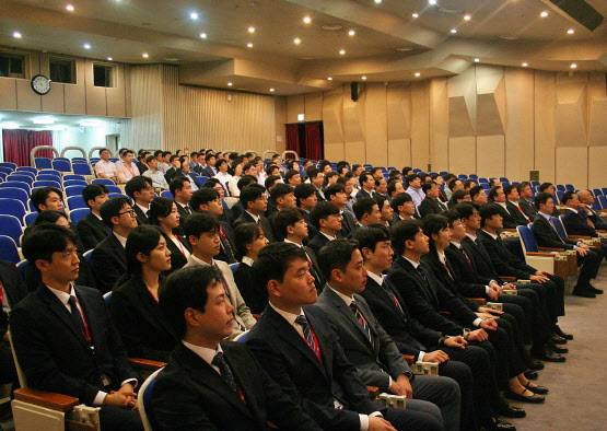 입사식에 착석한 SGC이테크건설 2023년 상반기 신입사원 일동.(사진=SGC이테크건설)