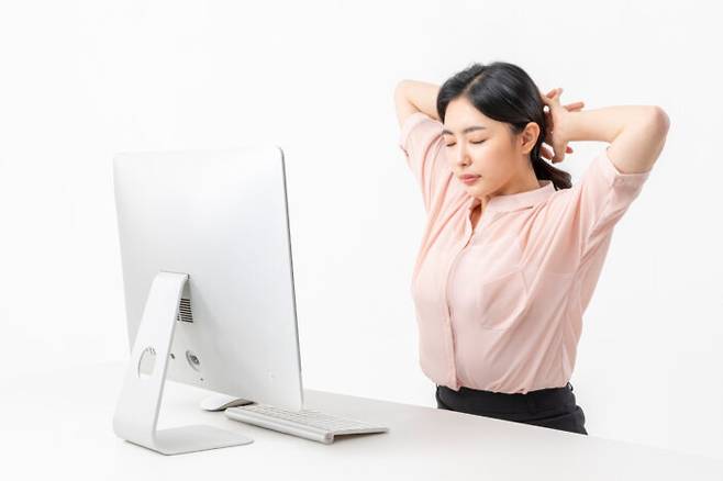 거북목은 목과 어깨뿐 아니라 허리 통증, 두통, 턱관절 통증 등 다양하게 유발할 수 있어 스트레칭 등으로 증상을 완화애햐 한다. [사진=클립아트코리아]