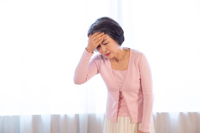 주위가 도는 느낌, 가벼운 실신, 낙상, 가벼운 두통 등은 보행을 어렵게 만들고 낙상의 위험을 높인다. [사진= 게티이미지뱅크]