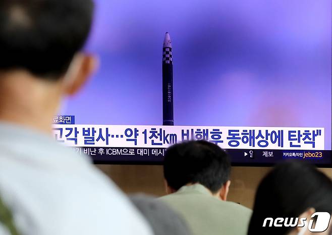 북한이 동해상으로 대륙간탄도미사일(ICBM)을 발사한 12일 서울 중구 서울역 대합실에서 시민들이 북한 미사일 발사 관련 뉴스를 시청하고 있다. 합동참모본부에 따르면 고각(高角)으로 발사된 이번 ICBM은 고도 6000㎞ 이상까지 올라가 북한이 발사한 미사일 중 가장 장시간인 74분을 비행한 것으로 파악됐다. 2023.7.12/뉴스1 ⓒ News1 장수영 기자