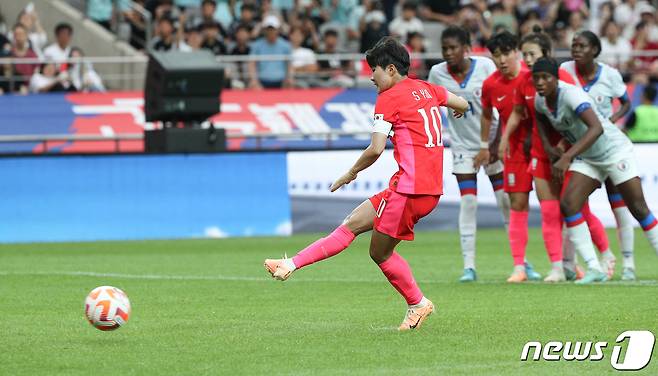 지소연이 8일 서울 마포구 상암동 서울월드컵경기장에서 열린 대한민국 여자축구 대표팀과 아이티의 평가전에서 페널티킥 동점골을 넣고 있다. 2023.7.8/뉴스1 ⓒ News1 허경 기자