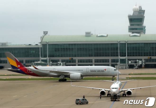 16일 오후 인천국제공항 1터미널 전망대에서 바라본 활주로에서 아시아나항공 항공기가 움직이고 있다. 2023.7.16/뉴스1 ⓒ News1 박정호 기자