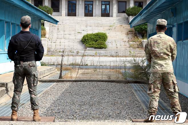 4일 경기 파주시 판문점 군사분계선 북측에 자라난 풀들이 한동안 사람 손이 닿지 않았음을 보여주고 있다. 2022.10.4/뉴스1 ⓒ News1 사진공동취재단