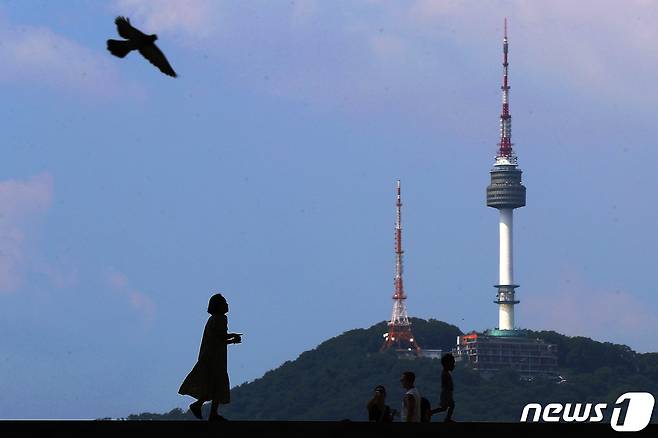 장마전선이 남해상으로 이동하며 소강상태에 이른 19일 오후 서울 용산구 국립중앙박물관 너머로 파란 하늘이 펼쳐져 있다. 2023.7.19/뉴스1 ⓒ News1 민경석 기자