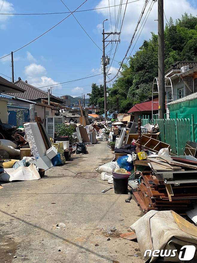 충남 공주 옥룡동 마을 일대에 집기와 가구들이 나와 있다. 2023.7.19/뉴스1 ⓒ News1 강태우 기자