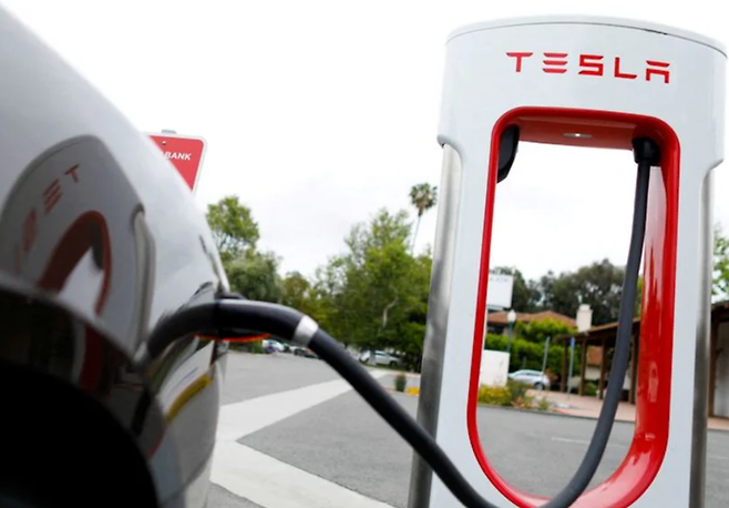 닛산자동차가 일본차 치초로 테슬라 NACS 방식 채용에 합류했다.