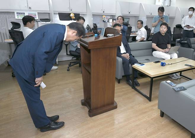 홍준표 대구시장이 '수해 골프' 논란과 관련, 19일 기자실을 찾아 유감을 표하며 머리를 숙이고 있다./대구시 제공