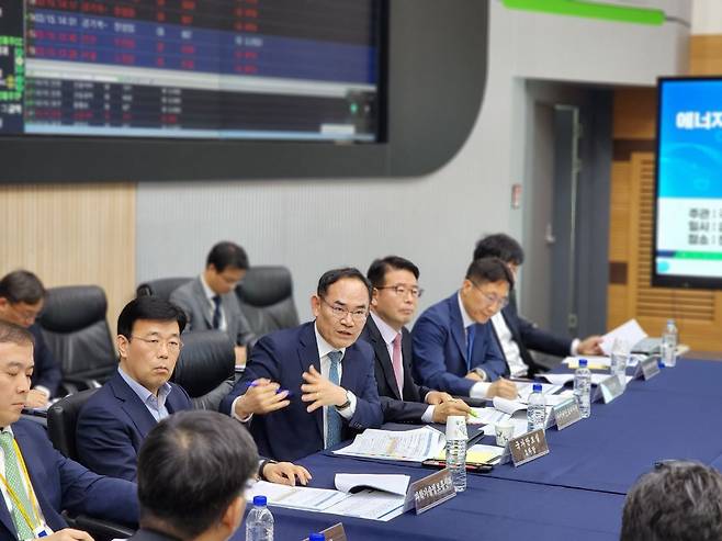 임종득 국가안보실 제2차장이 3일 한국전력거래소를 방문해 전력망 사이버공격 대응태세를 현장 점검하고 있다. /뉴스1