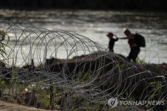 텍사스주 리오그란데강 국경에 설치된 철조망/사진=연합뉴스