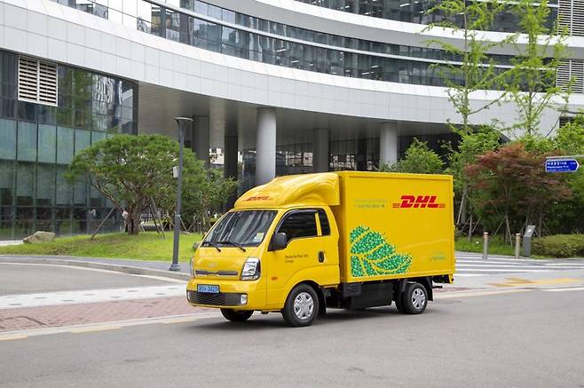 DHL 코리아가 탄소 배출 저감 위해 추가 도입한 전기 배송차. DHL 코리아 제공