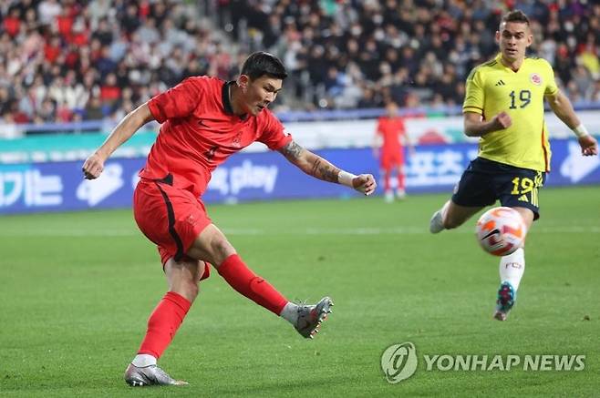 공 걷어내는 김민재 (울산=연합뉴스) 신현우 기자 = 24일 오후 울산 문수축구경기장에서 열린 대한민국 대 콜롬비아 축구 대표팀의 평가전에서 김민재가 공을 걷어내고 있다. 2023.3.24 nowwego@yna.co.kr (끝)