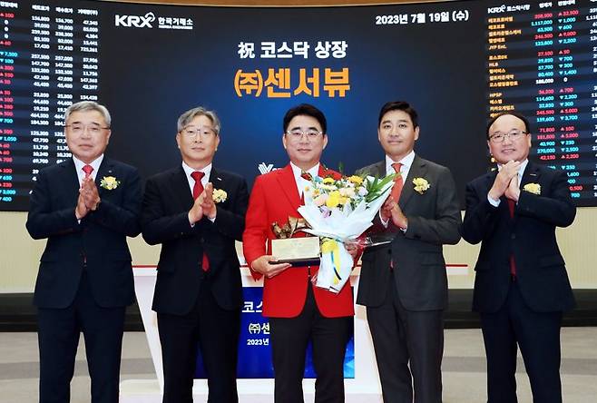 한국거래소 코스닥시장본부는 19일 서울사옥 홍보관에서 센서뷰의 코스닥시장 상장기념식을 개최했다. 채남기 한국IR협의회 회장, 홍순욱 한국거래소 코스닥시장본부장, 김병남 센서뷰 대표이사, 이재현 삼성증권 부사장, 강왕락 코스닥협회 부회장(왼쪽부터)이 기념촬영을 하고 있다. 한국거래소 제공