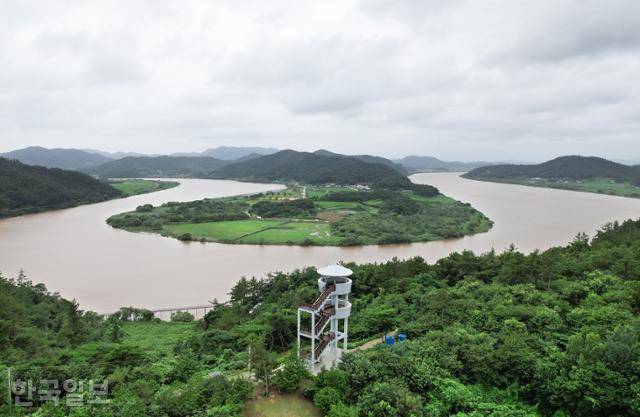 나주 동강면 느러지전망대에 오르면 크게 휘어 도는 영산강에 둘러싸여 한반도 지형을 형성한 무안 느러지마을이 보인다.