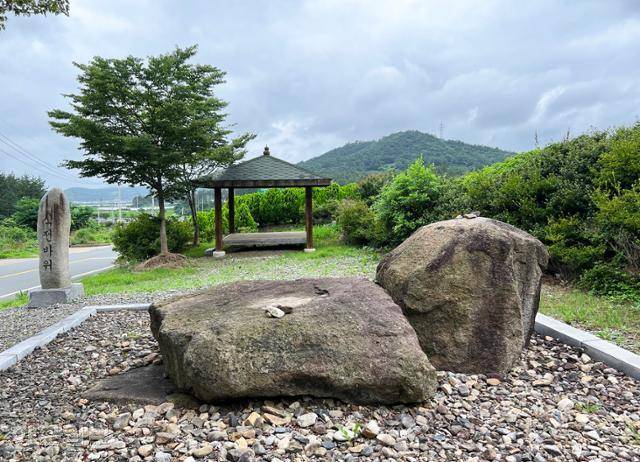 왕건에 패배한 견훤이 도망가다 아침을 먹었다는 식전바위 터.