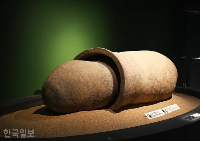국립나주박물관 기획전시실은 반남고분군에서 발굴한 거대하고 특이한 모양의 독널을 전시하고 있다.